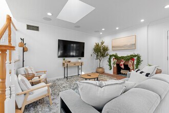 17131 Autumn Cir in Huntington Beach, CA - Building Photo - Building Photo