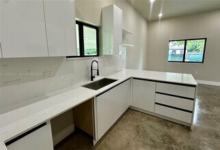 929 NW 60th St in Miami, FL - Building Photo - Building Photo