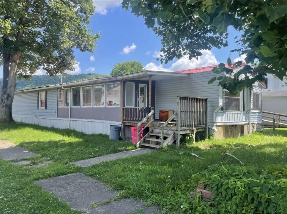 801 1st St in New Martinsville, WV - Building Photo