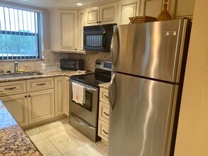 600 Uno Lago Dr in North Palm Beach, FL - Building Photo - Building Photo