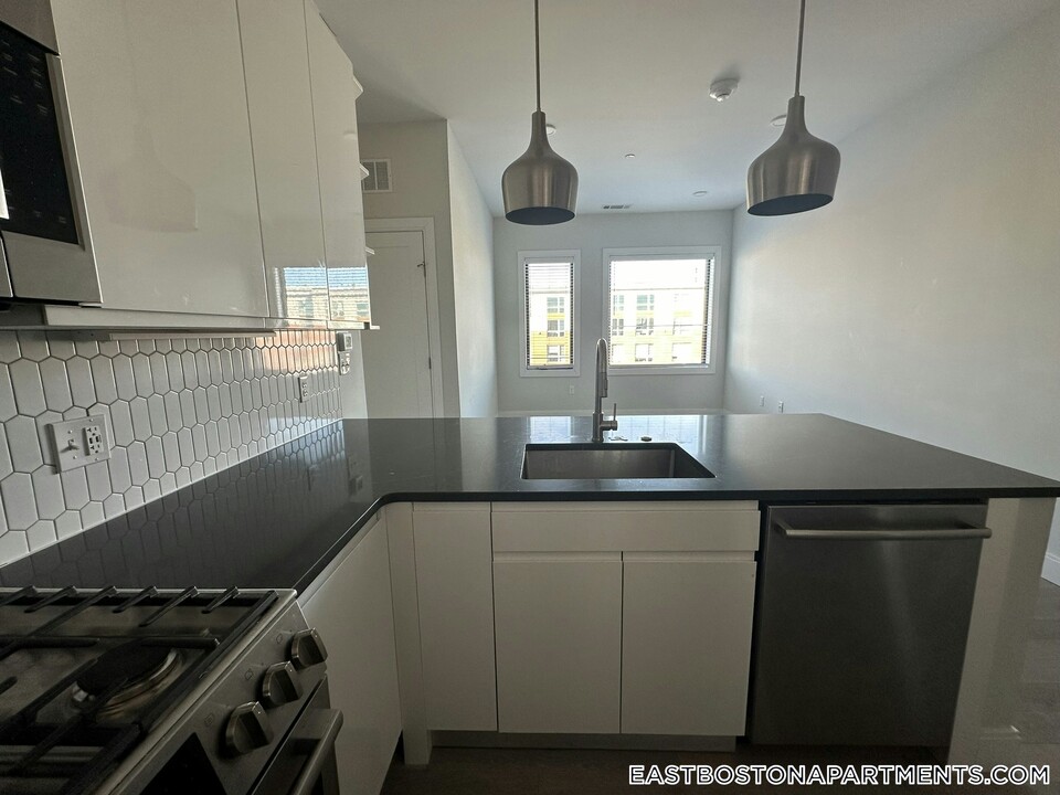152 Liverpool St in Boston, MA - Building Photo