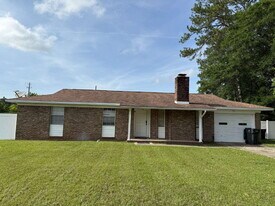 738 Carondelay Dr in Pensacola, FL - Building Photo