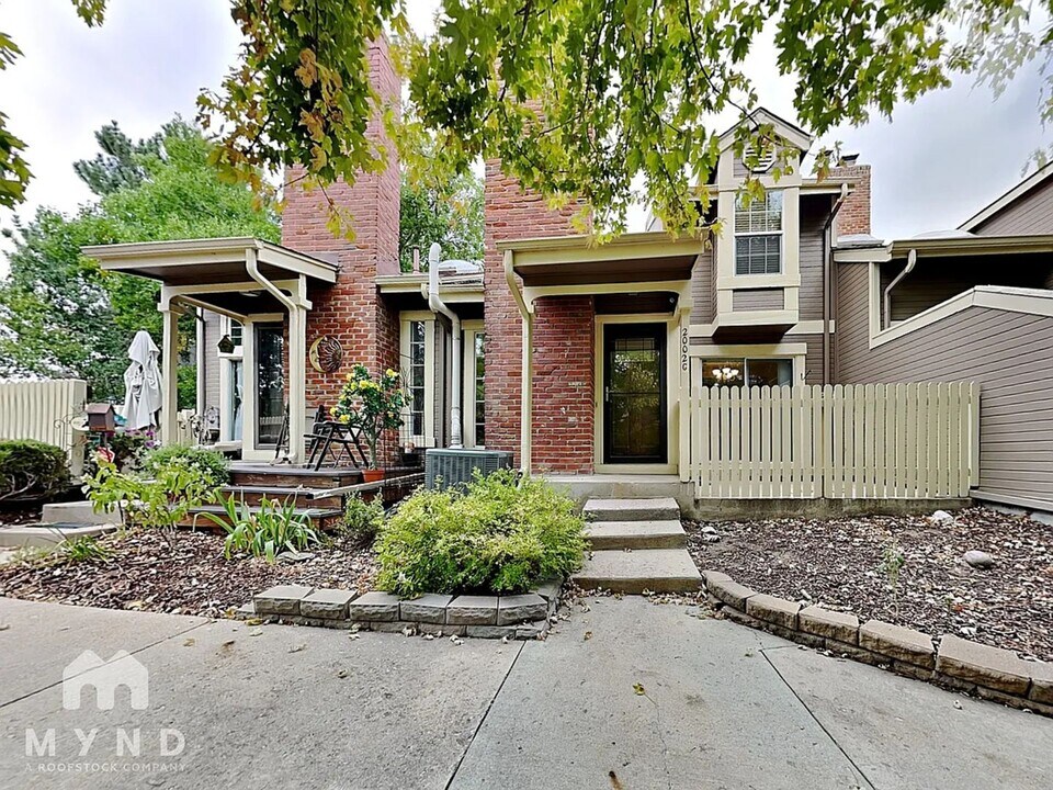 2002 S Helena St in Aurora, CO - Foto de edificio