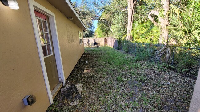 555 S Tuttle Ave, Unit B in Sarasota, FL - Building Photo - Building Photo