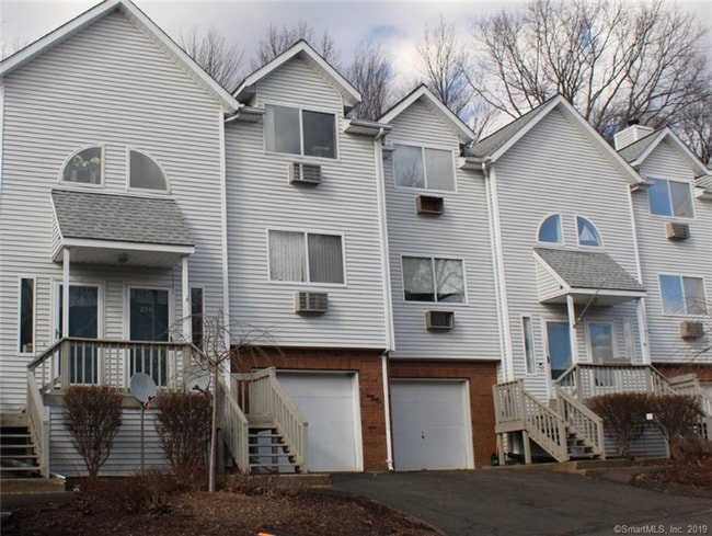 925 Oronoke Rd in Waterbury, CT - Foto de edificio - Building Photo