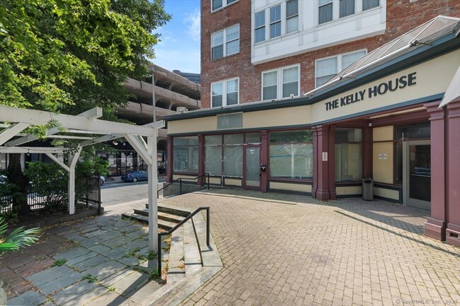 196 Crown St in New Haven, CT - Building Photo - Building Photo