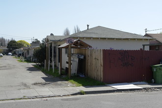 346 105th Ave in Oakland, CA - Foto de edificio - Building Photo