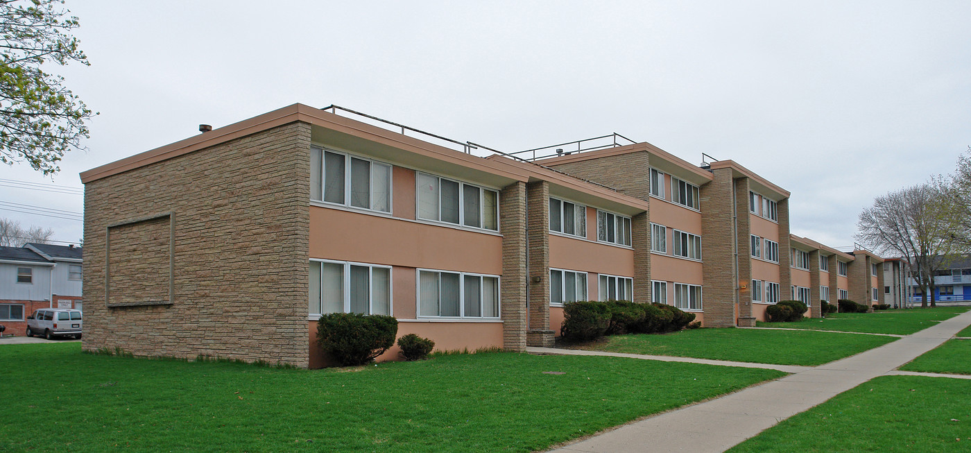 6701-6710 W Keefe Ave in Milwaukee, WI - Building Photo