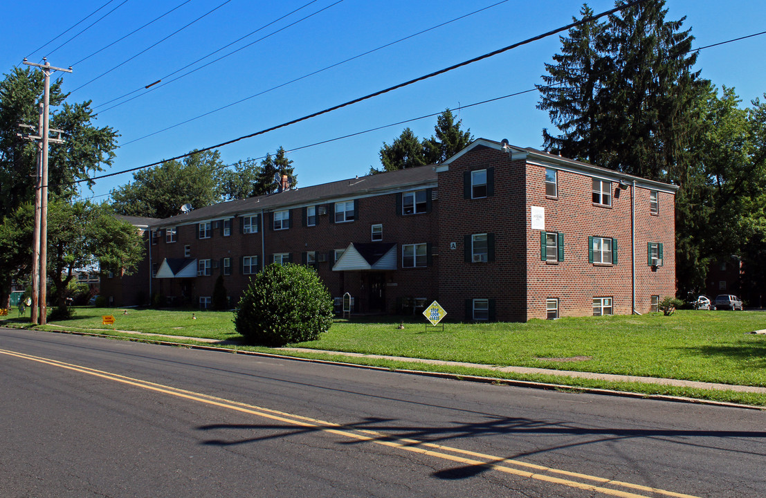 Royal Park Apartments in Levittown, PA - Building Photo