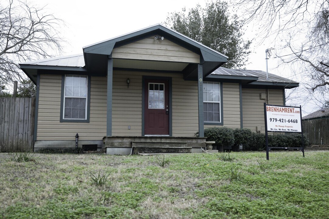 1002 Garrett St in Brenham, TX - Building Photo