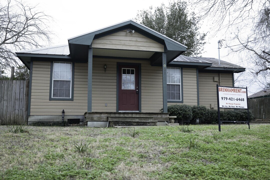 1002 Garrett St in Brenham, TX - Foto de edificio