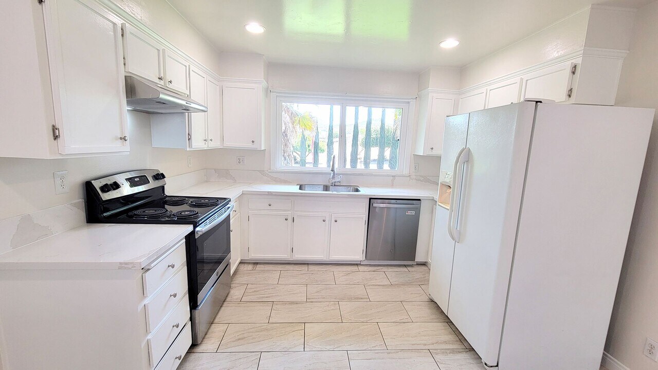469 E Bradley Ave in El Cajon, CA - Building Photo