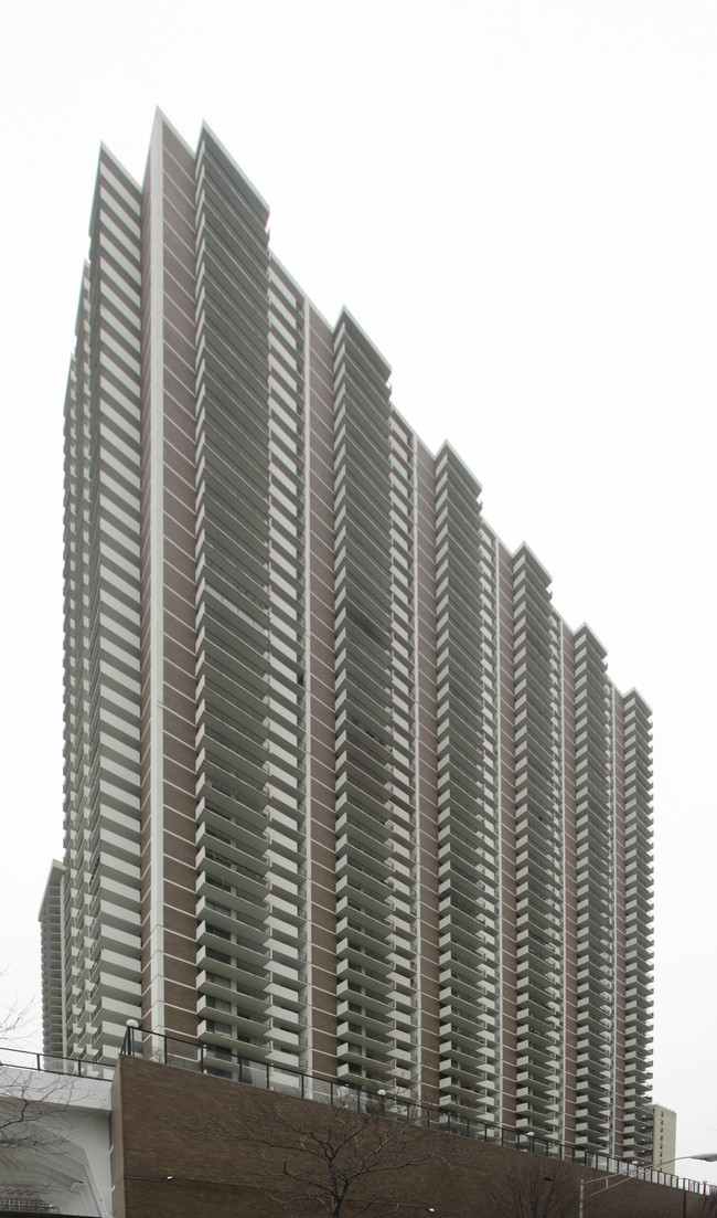 Malibu East Condominium in Chicago, IL - Building Photo - Building Photo