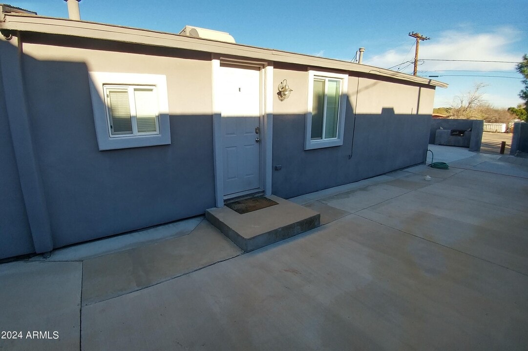 145 W Wickenburg Way in Wickenburg, AZ - Building Photo