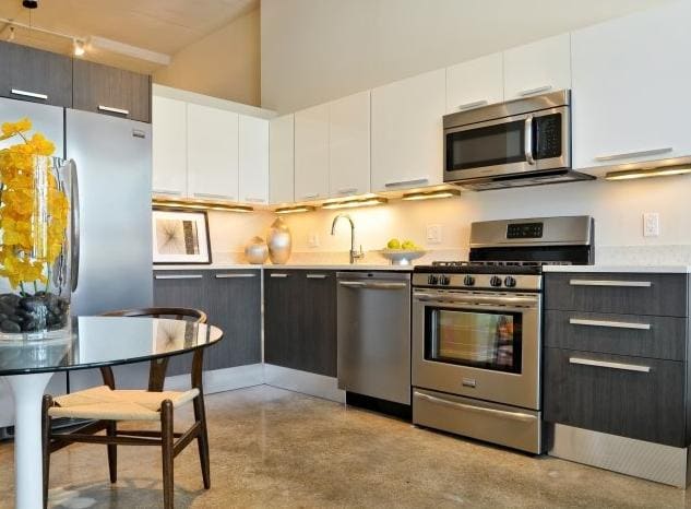 property at 1318 W Randolph St