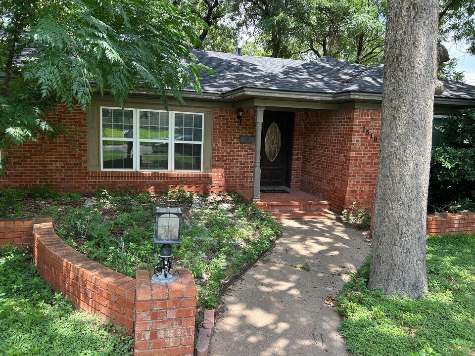 1319 Brookhurst St in Irving, TX - Building Photo