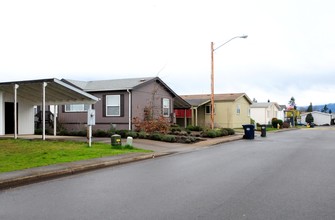 The Meadow on Pitney Pond in Junction City, OR - Building Photo - Building Photo