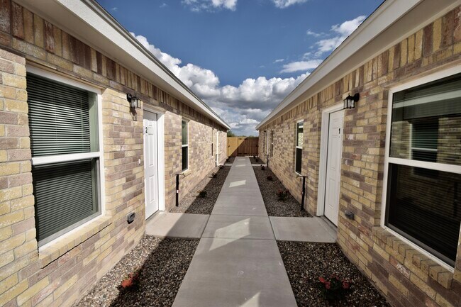 5000 N Hiawatha Dr in Pharr, TX - Building Photo - Building Photo