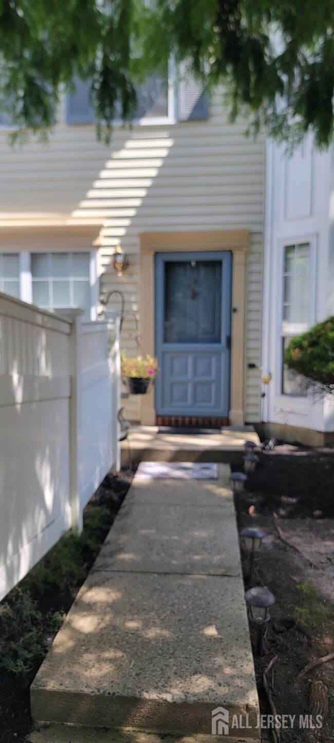 28 Clay St in North Brunswick, NJ - Foto de edificio - Building Photo
