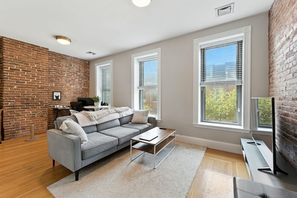 19 Medford St in Chelsea, MA - Building Photo