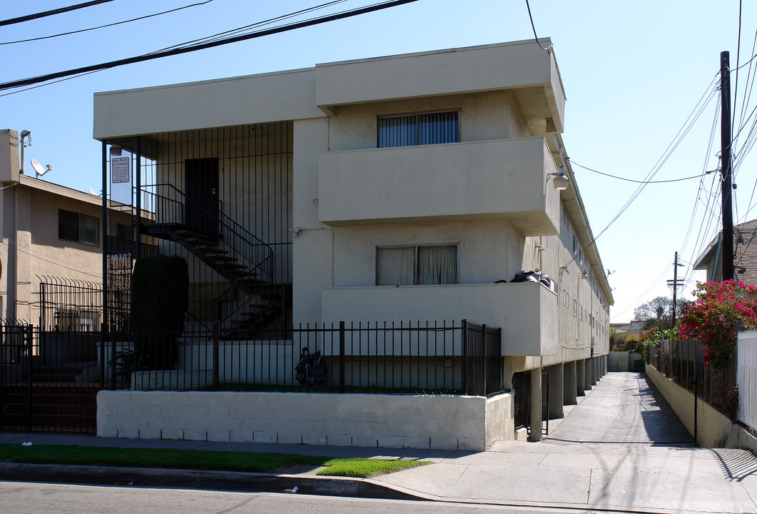 10302 Doty Ave in Inglewood, CA - Building Photo