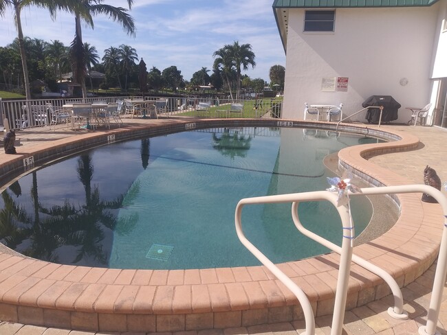 4940 Vincennes St, Unit CORALAIR in Cape Coral, FL - Foto de edificio - Building Photo