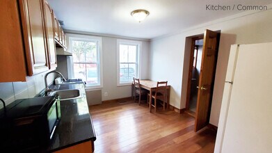 98 Sciarappa St, Unit 98 Sciarappa Unit B in Cambridge, MA - Building Photo - Building Photo