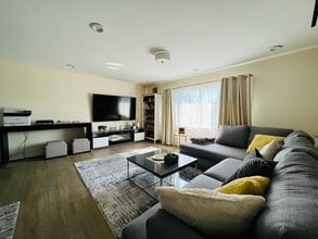 66 Smith St, Unit House in Glen Cove, NY - Foto de edificio - Building Photo