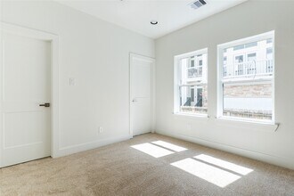 2428 Ella Blvd in Houston, TX - Building Photo - Building Photo