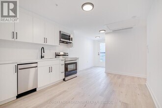 3039 Dundas St W in Toronto, ON - Building Photo - Building Photo
