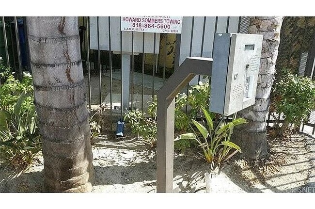 16716 Tim Ln in Van Nuys, CA - Foto de edificio - Building Photo