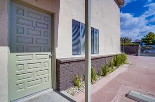 2425 S Ridgeley Dr in Los Angeles, CA - Building Photo