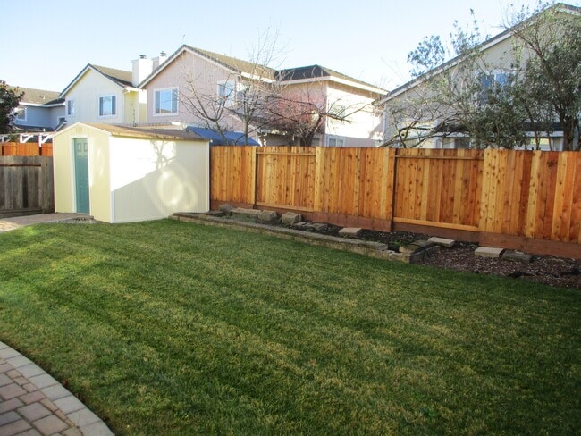 8022 Mammoth Dr in Rohnert Park, CA - Foto de edificio - Building Photo