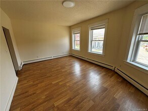 390 Main St, Unit 2 in Beacon, NY - Foto de edificio - Building Photo