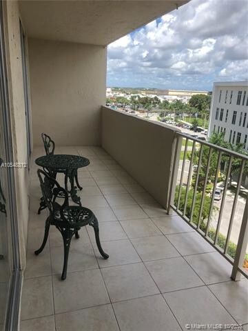 4675 W 18th Ct-Unit -701 in Hialeah, FL - Foto de edificio