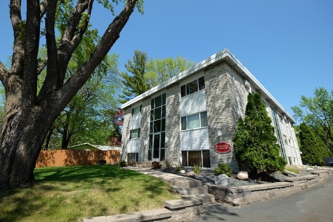 Highcrest Haven in Roseville, MN - Building Photo - Building Photo