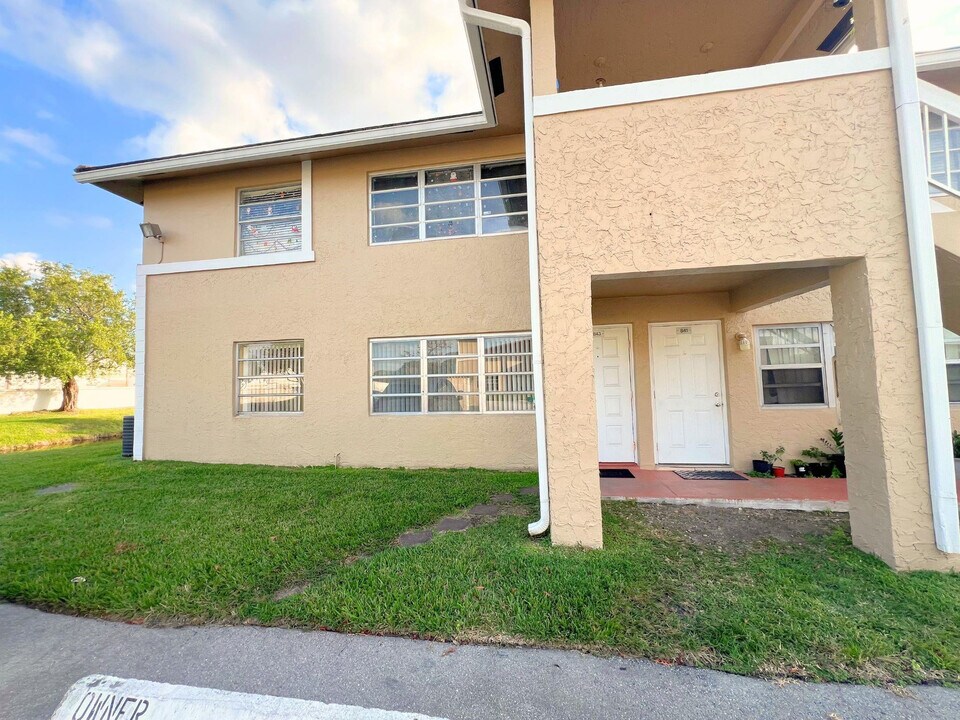 843 Twin Lakes Dr in Coral Springs, FL - Foto de edificio
