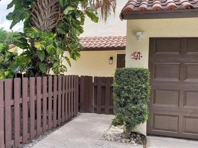 541 NE 47th St in Boca Raton, FL - Building Photo - Building Photo