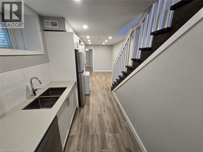 102 Wellington St N in Hamilton, ON - Building Photo - Building Photo