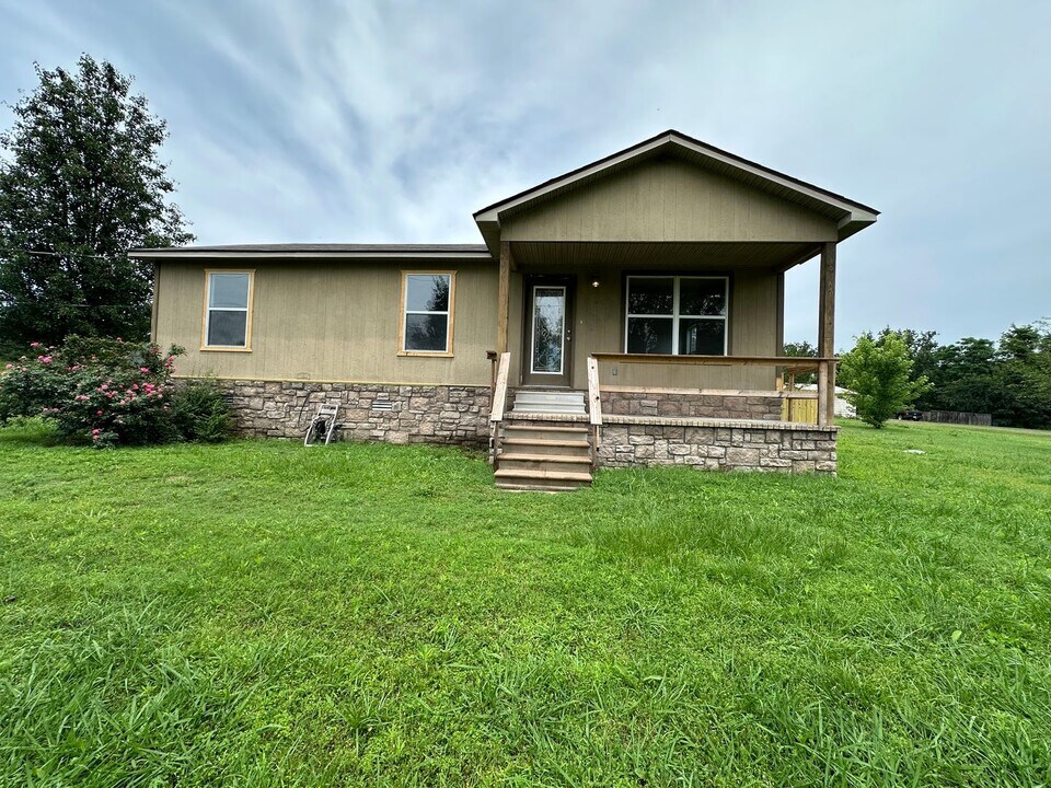 135 Price Rd in London, AR - Building Photo