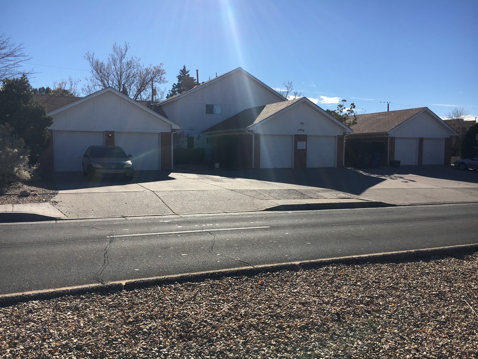 11600 Candelaria Rd NE in Albuquerque, NM - Building Photo