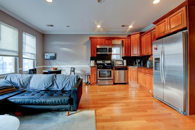 572 Liberty Ave in Jersey City, NJ - Building Photo - Building Photo