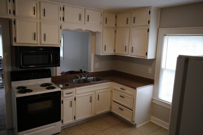 517 Lyndon Ln in Louisville, KY - Building Photo - Building Photo