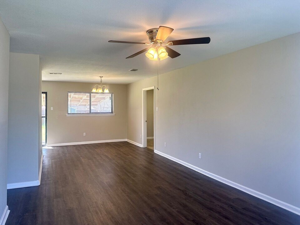 56242 Dewitt St in Irving, TX - Building Photo