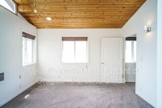 14235 SW Meeker Terrace in Hillsboro, OR - Foto de edificio - Building Photo