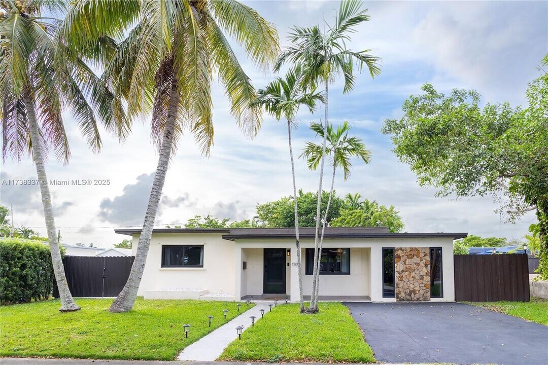1700 SW 64th Ave in Miami, FL - Building Photo