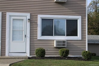 1 Fishkill Glen Dr in Fishkill, NY - Building Photo - Building Photo