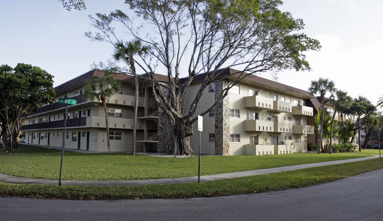 Dadeland Park Condo in Miami, FL - Building Photo