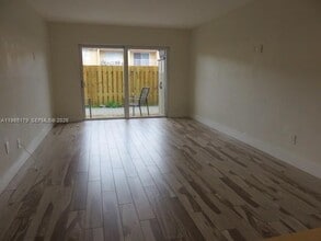 9974 N Kendall Dr in Miami, FL - Building Photo - Building Photo