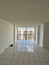 17001 N Bay Rd, Unit 1027 in Sunny Isles Beach, FL - Foto de edificio - Building Photo